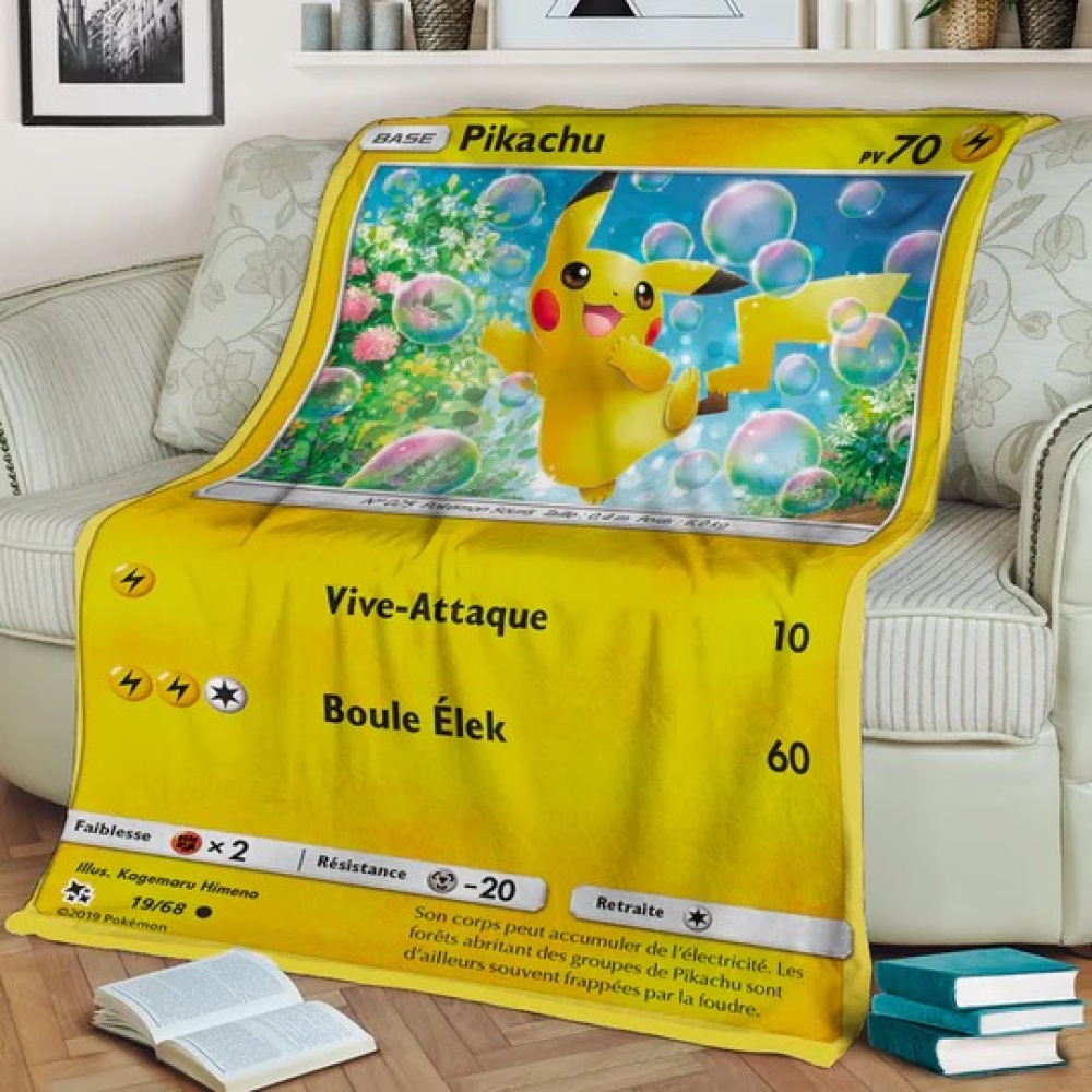 Söt Pokémon Pikachu-kort filt på en soffa med böcker