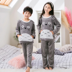 Varm flanellpyjamas för barn i grått med framficka med kattmotiv på 2 barn i ett sovrum