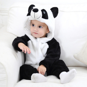 Mjuk och varm pandapyjamas med barn på en vit soffa