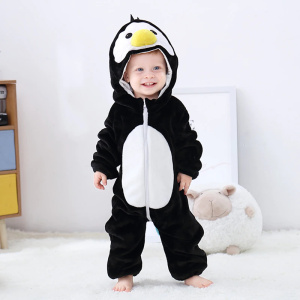 Varm polar pyjamas pingvin på ett barn i ett sovrum