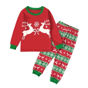 Julpyjamas för barn mellan 3 och 6 år mot en vit bakgrund