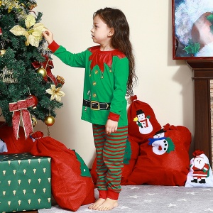 Julpyjamas med hatt för barn med en bakgrund av en flicka som bär pyjamas
