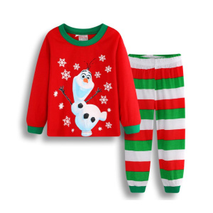 Pyjamas för barn med Olaf och jultomten mot en vit bakgrund