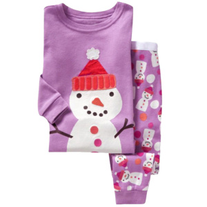 Färgglad snögubbe i julpyjamas för barn mot en vit bakgrund