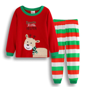 Julpyjamas för barn med renar mot vit bakgrund