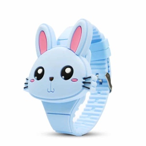 En elektronisk klocka för flickor i form av en söt blå kanin. Den har ett blått spännband.