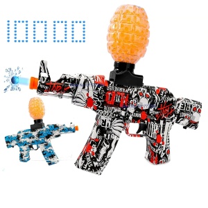 Röd och blå elektrisk orange gelboll eller beez-pistol för barn med orange gelbollar mot en vit bakgrund