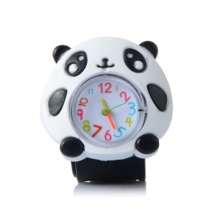 Barnklocka i plast med en söt svartvit panda. I mitten finns en klocka med glasskiva och färgade visare och siffror.