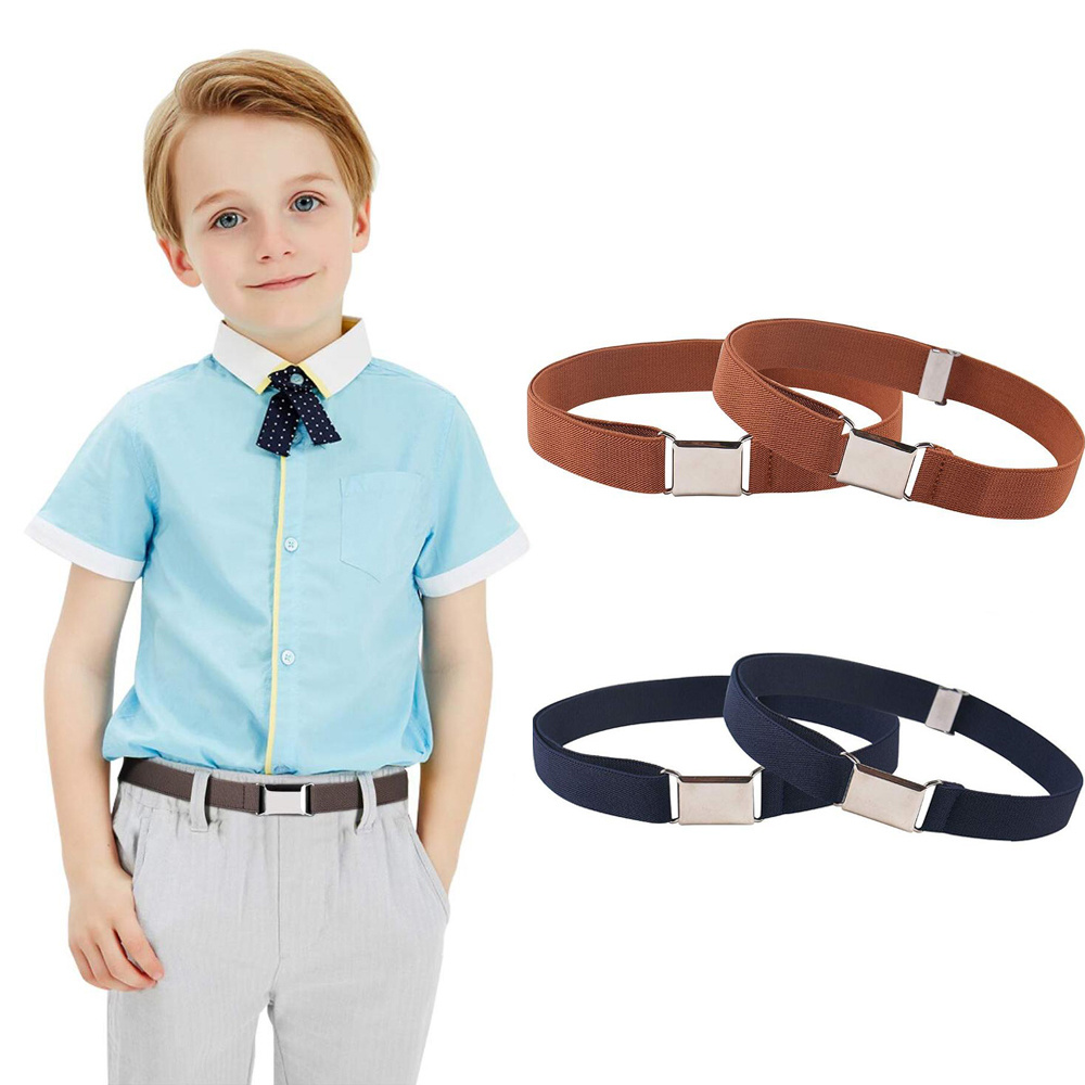 Justerbart elastiskt bälte med spänne för barn med ett barn som bär bältet och en vit bakgrund