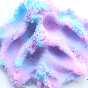Mjukt färgat molnslime av polymer och modellera för barn med vit bakgrund