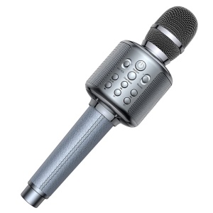 En grå karaokemikrofon för barn. Den har justeringsrattar på handtaget. Handtaget är tillverkat av sytt tyg.