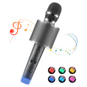 En karaokemikrofon för barn i grått. På handtaget finns justeringsknappar i samma färg. Runt mikrofonen finns teckningar av mångfärgade musiksymboler. Längst ner i bilden visar små cirklar mikrofonens ljusa färger.