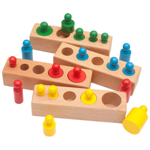 Montessori träleksaker 5 hål med 4 rader för barn olika färger med vit bakgrund