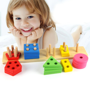 Montessori-träleksaker i färgglada geometriska former för barn med en flicka som leker mot en vit bakgrund