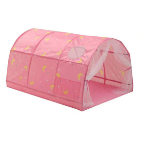 En tipi för flickor i form av ett rosa tunnelhus. Det har färgglada motiv på ovansidan och en dubbeldörr med transparenta gardiner på framsidan.