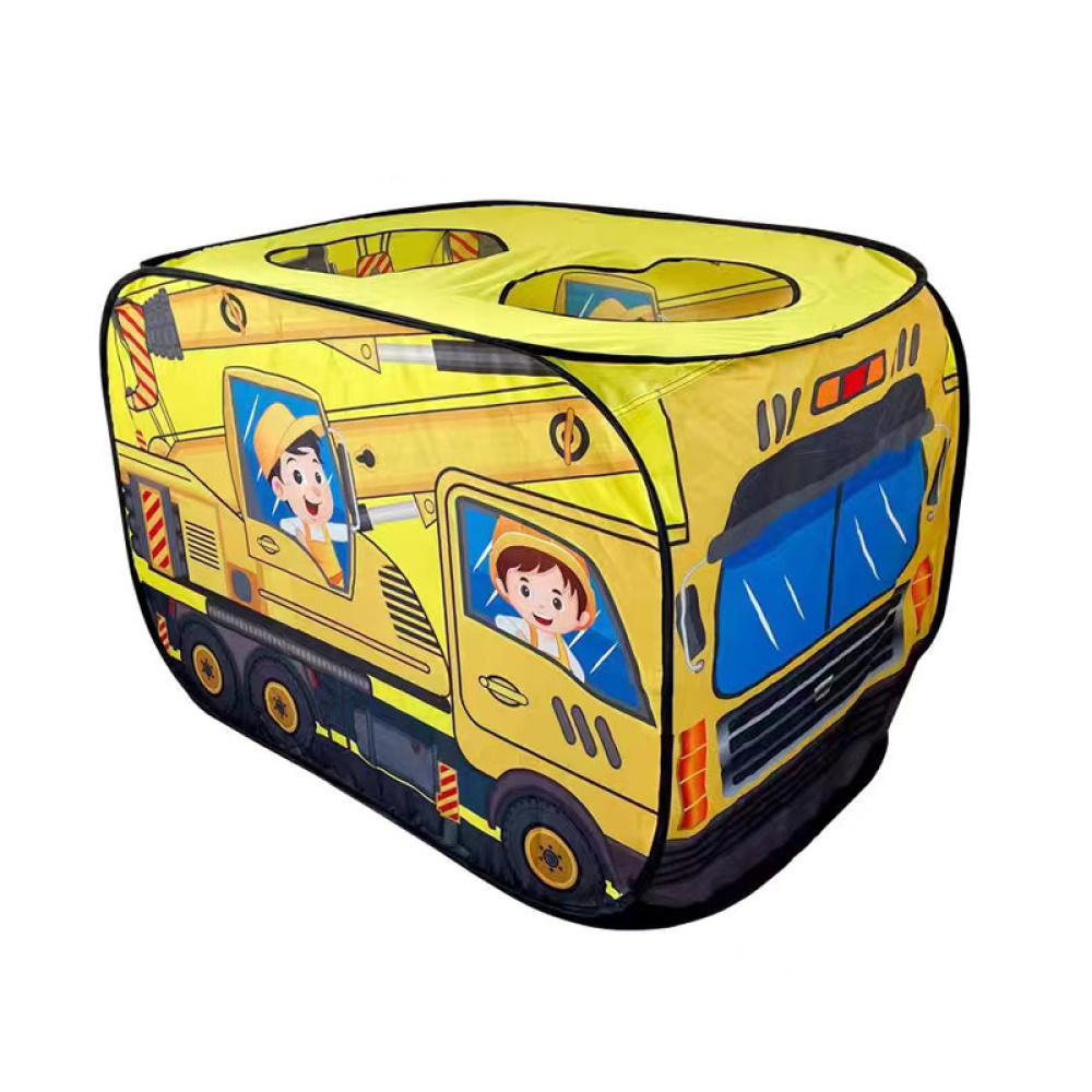 En gul barntepe i form av en bygglastbil. Den har två öppningar på ovansidan och är helt täckt av färg som föreställer en gul bygglastbil.