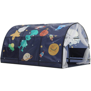 En mörkblå tipi för barn i form av ett tunnelhus. Den har planet- och utomjordiska ritningar på toppen. Dessa teckningar är flerfärgade. Framsidan är stängd med två genomskinliga gardiner.