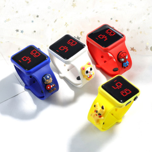 fyra klockor av samma modell som presenteras rakt på sina armband, en blå, en vit, en röd och en gul