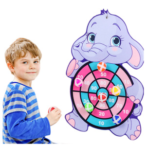 Ett barn med en boll i handen som siktar mot ett mål i form av en elefant