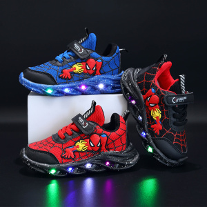 Spiderman light-up-skor i tre färger: röd, svart och blå med lampor och svart bakgrund