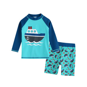 barntröja, blå, med ett båtmotiv på, bestående av en långärmad t-shirt och shorts