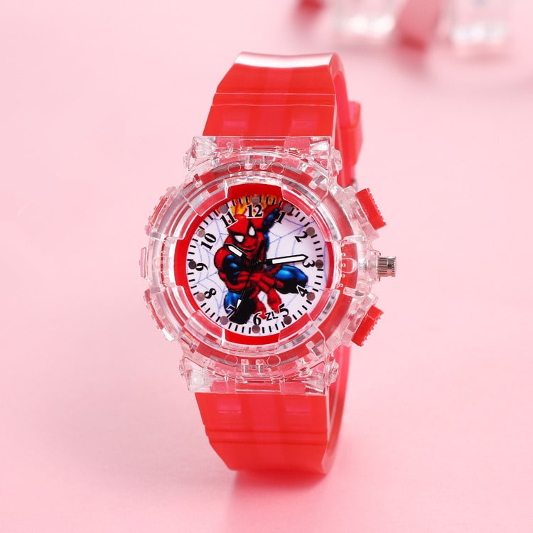 Färgglad röd SpiderMan-klocka för pojkar, stängd och placerad på det högra armbandet, på en rosa ställning