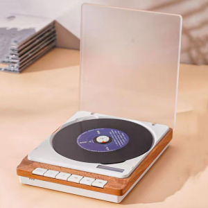 Rektangulär CD-spelare i trä och vitt på ett skrivbord med öppet lås