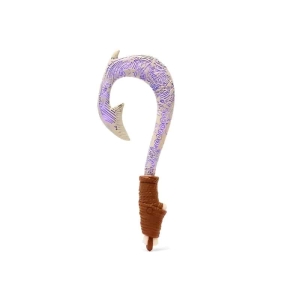 Jouet représentant le légendaire hameçon de Maui, issu du film Disney Vaiana. L'hameçon est beige avec des motifs violets gravés, et une poignée marron texturée. Idéal pour les enfants qui souhaitent recréer les aventures mythiques de Maui et Vaiana.
