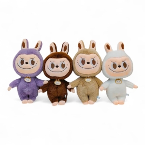 Labubu-gosedjur i mjuka dräkter med stora öron och glatt leende, i olika pastell- och naturfärger.