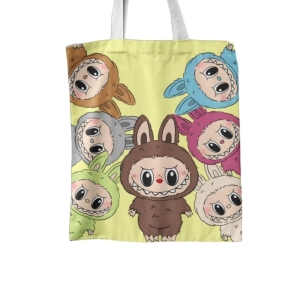 Totebag med Labubu-figurer, mot vit bakgrund.