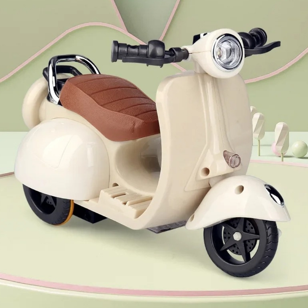 Liten elektrisk skoter för gosedjur i Labubu-stil, beige, placerad på ett slags podium med kakigrön bakgrund.