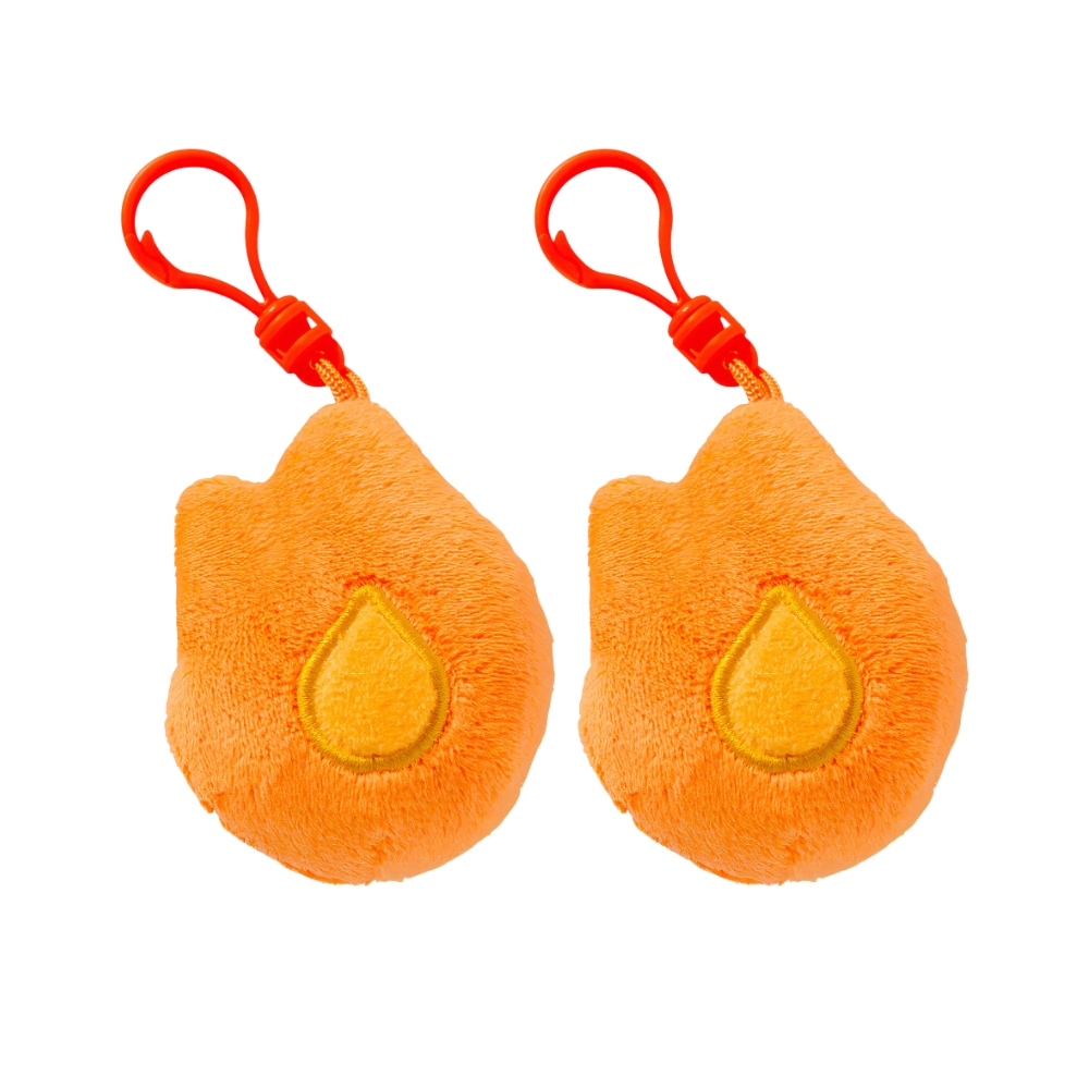 IMG_26_07_25_peluche_duolingo_flamme_streak_1.jpg Två Duolingo Flamma Streak-gosedjur att fästa på ett barns väska, mjuk orange textur, en kärleksfull symbol för regelbundenhet mot neutral bakgrund.