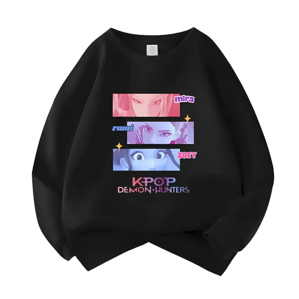 K-pop Demon Hunters svart Barntröja med färgglatt mönster av de 3 hjältinnorna i rektanglar. På vit bakgrund.