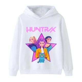 K-pop Demon Hunters Huntrix vit barntröja med luva. Motivet föreställer de tre sångerskorna framför en stjärna och ordet "HUNTRIX" i rosa versaler ovanför. På vit bakgrund.