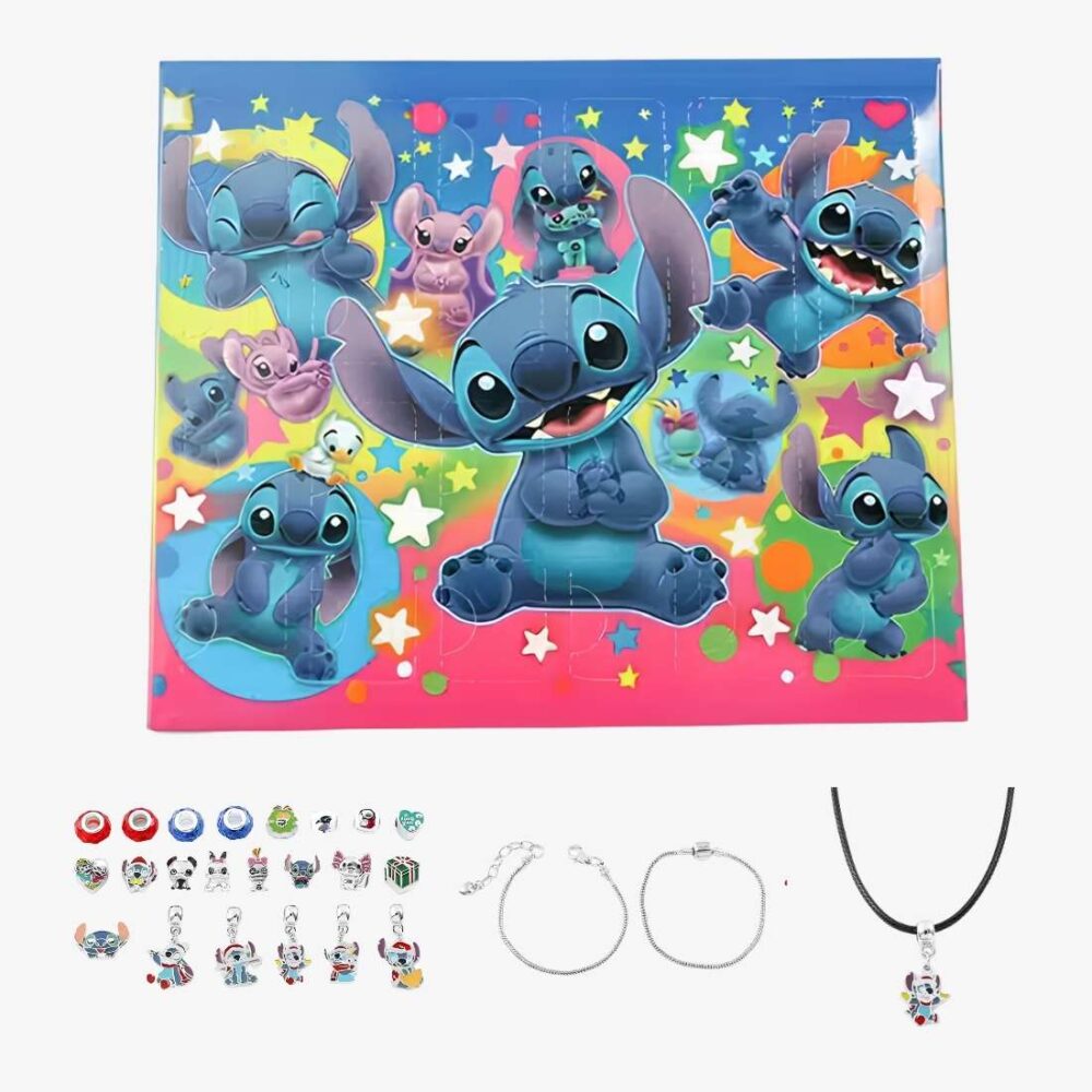 Adventskalender Stitch smyckestillverkning. Under kalendern, Stitch berlocker, två silvriga armband och ett halsband med svart snöre. På vit bakgrund.