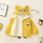Veste en velours à capuche avec oreilles pour enfant jaune, sur fond beige